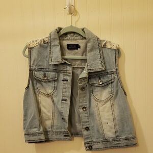 Ci Sono 1X Light Wash Denim Vest With White Lace Detail